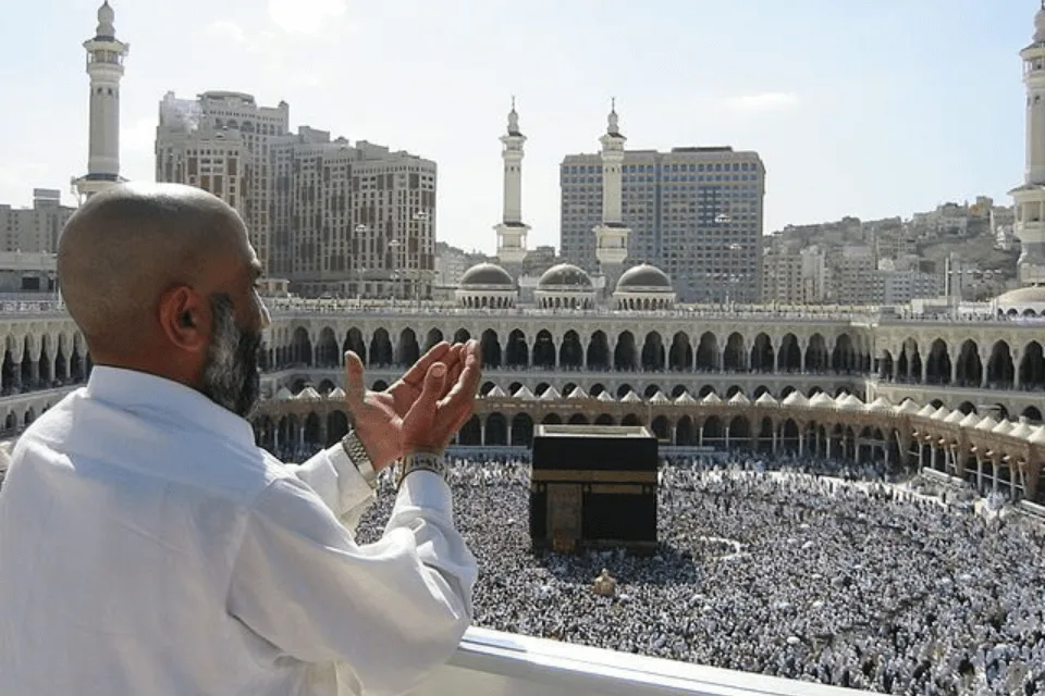 Luxury Hajj and Umrah Packages from Kanpur: What Is Included?