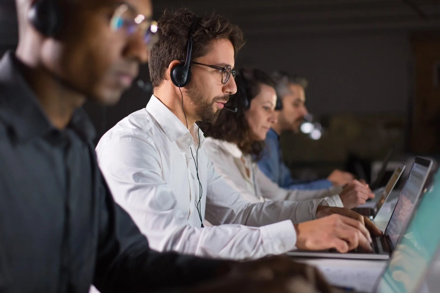 Elevating Customer Experience: The Future of Call Center Agent Monitoring and AI-Driven QA