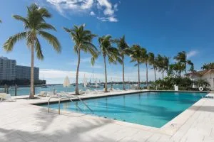 Pressure Wash Services in Miami: How to Remove Algae, Mold, Dirt, and Stains