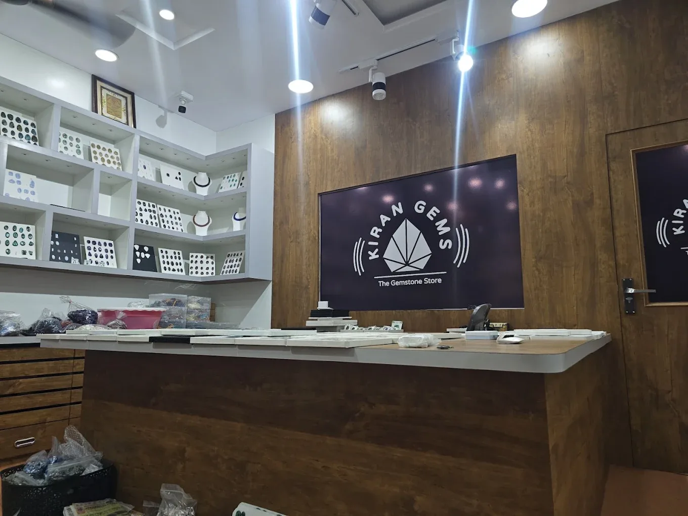 Hypersthene Stone: Complete Guide, Benefits, Meaning & Price