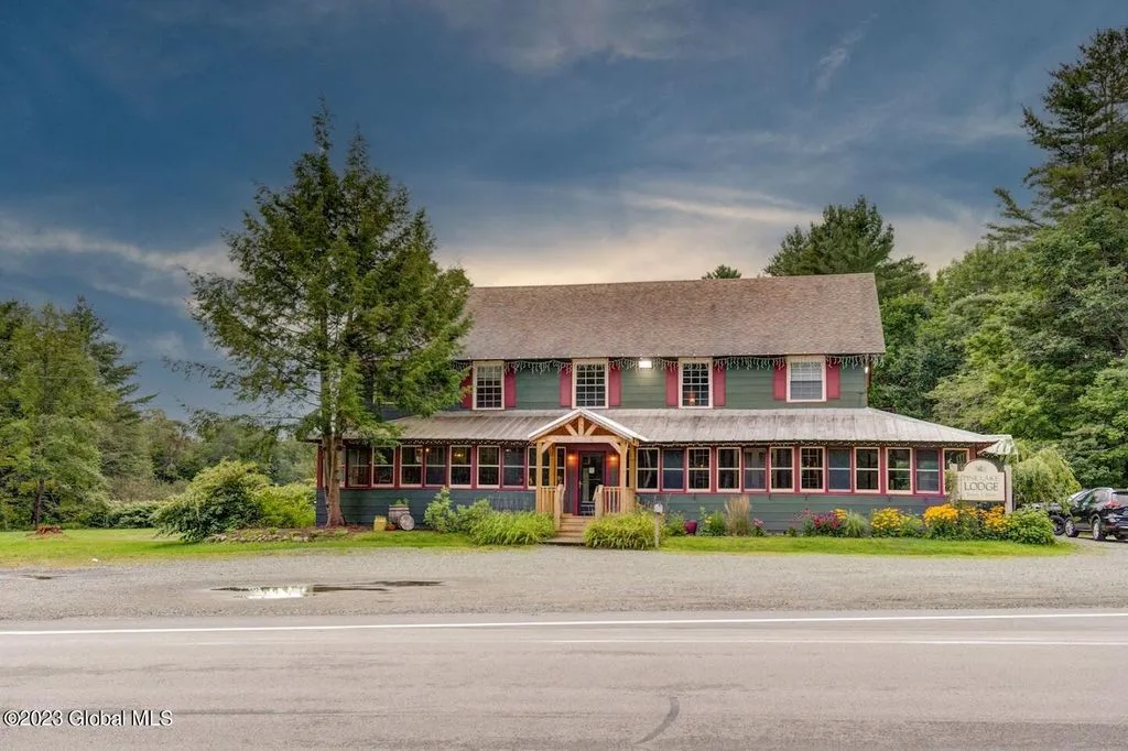 Ski and Lodge Rental in Adirondacks – Your Perfect Mountain Getaway