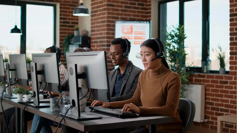 Code-Switching and Context Loss: Why Standard Multilingual Desks Collapse Mid-Call