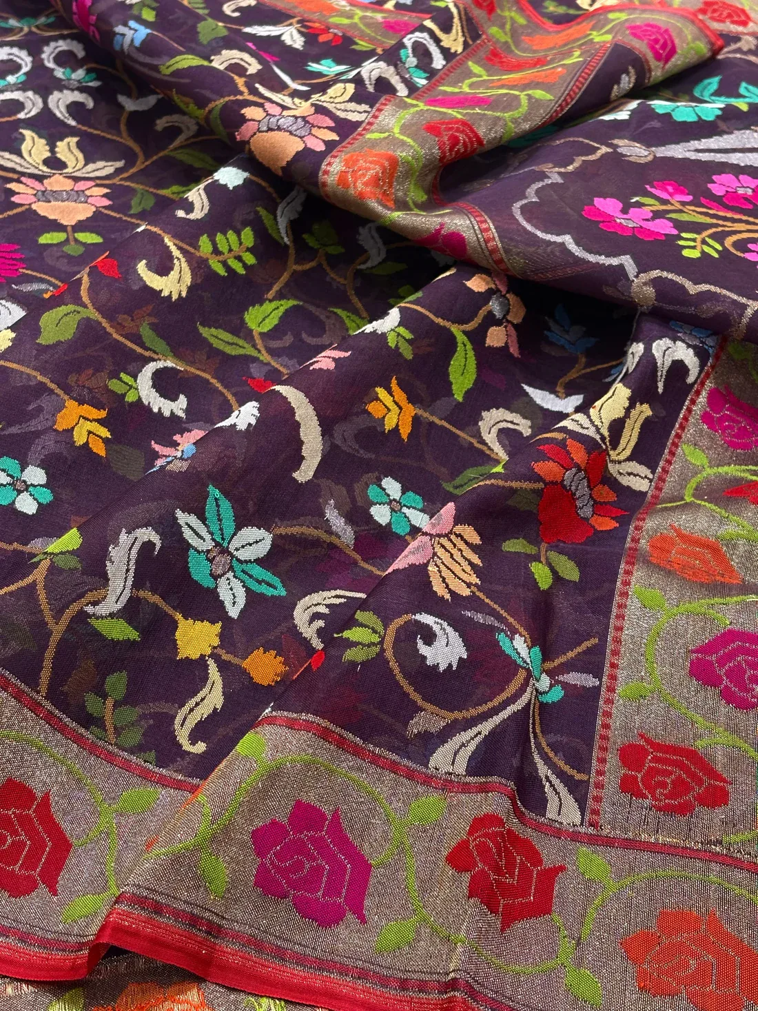 Handwoven Elegance: The Charm of Luxury Sarees