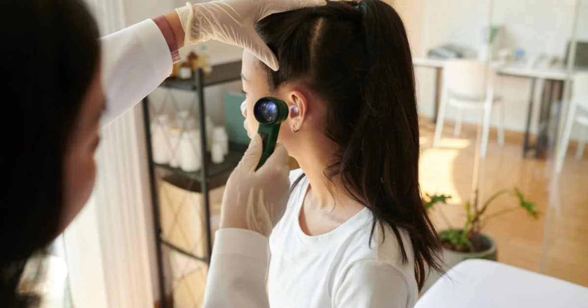 Swimmer's Ear Symptoms: Early Signs, Causes, and Treatment