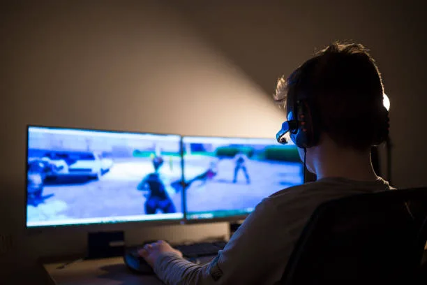 Paused in Transit, Active Online: Gaming Through the Travel Experience