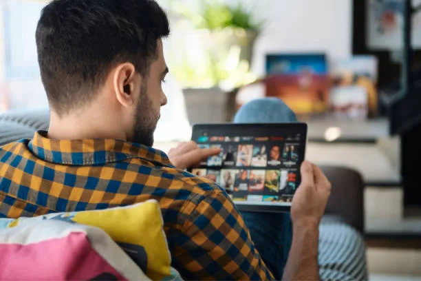 Online Gaming and Entertainment While Traveling