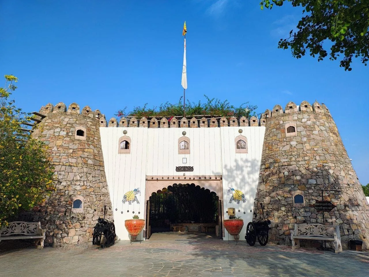 How Should Travellers Choose a Heritage Resort Near Jaipur Without Compromising on Comfort?