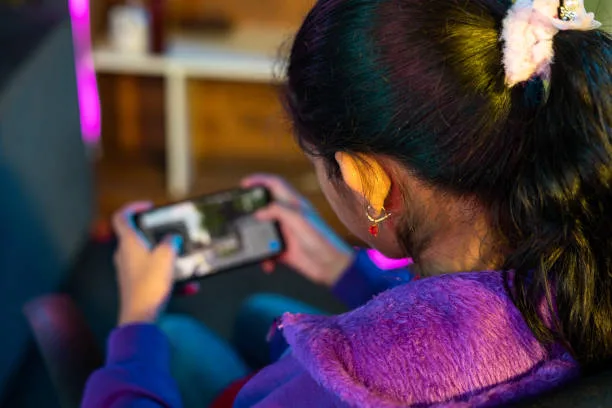 Roaming Pixels: When Travel and Online Gaming Share the Same Road