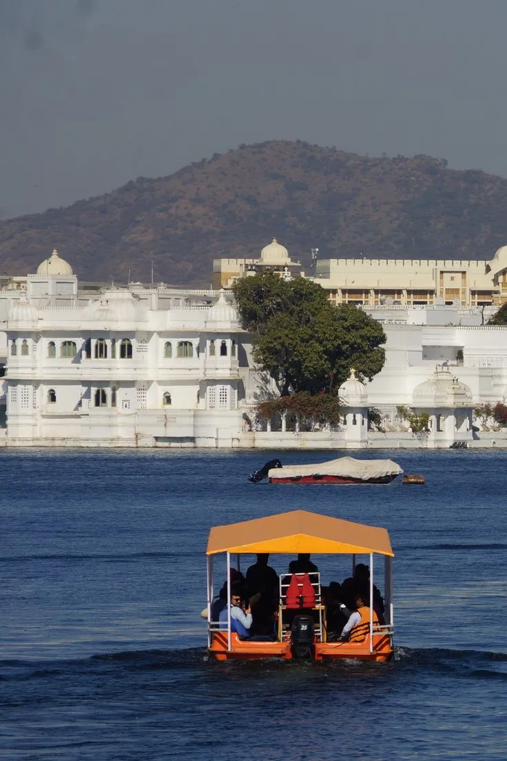 Best Time for a Sunset Boat Ride on Lake Pichola with Palace Views