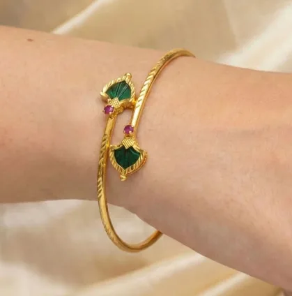 Gold Bangle or Gold Bracelet? Find the Perfect Way to Make Your Wrist More Beautiful