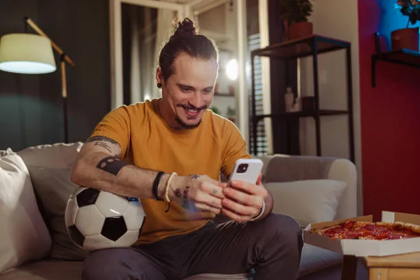 From Departure Gates to Digital Worlds: Online Gaming as a Travel Ritual