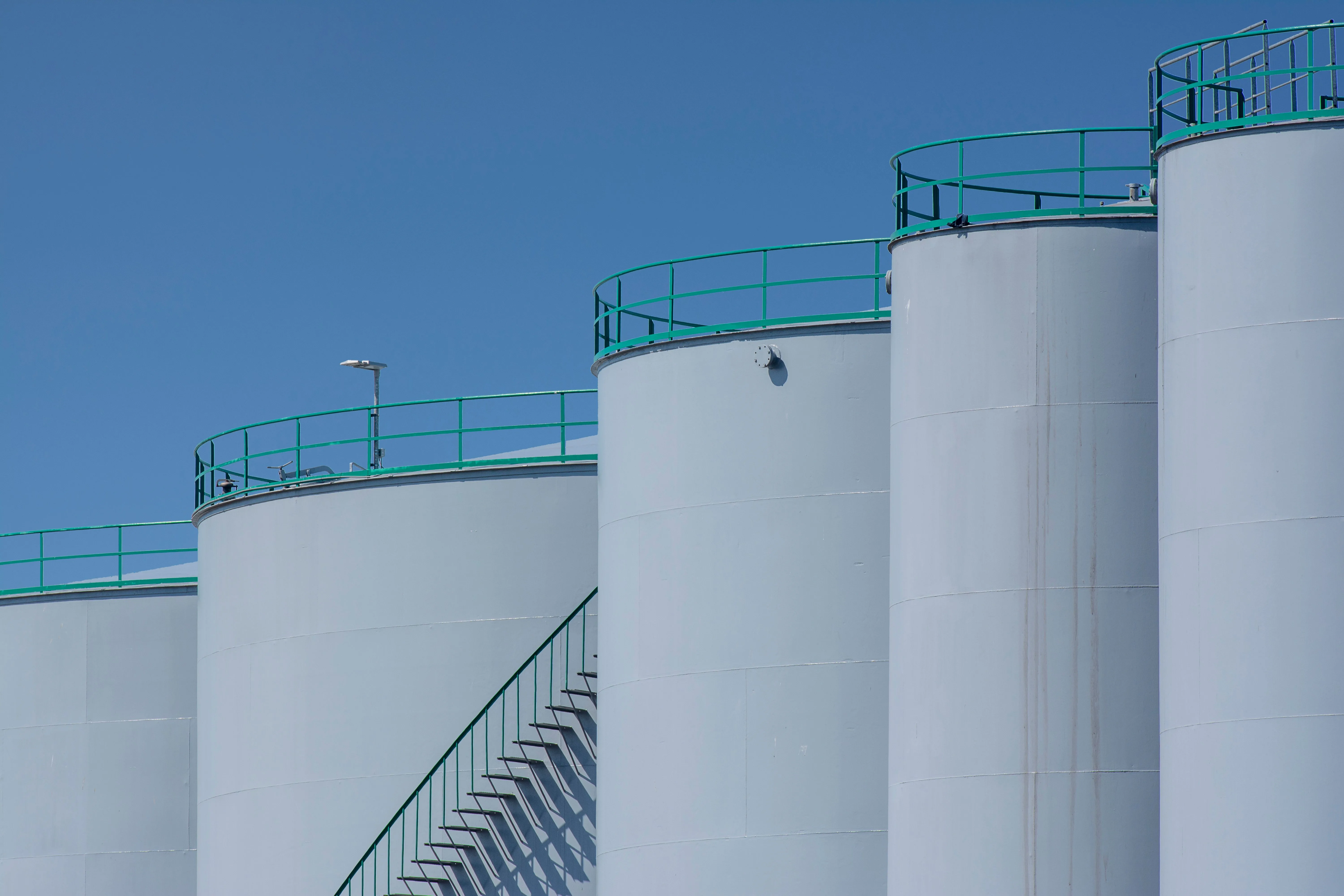 6 Features That Define a Reliable Tank Container