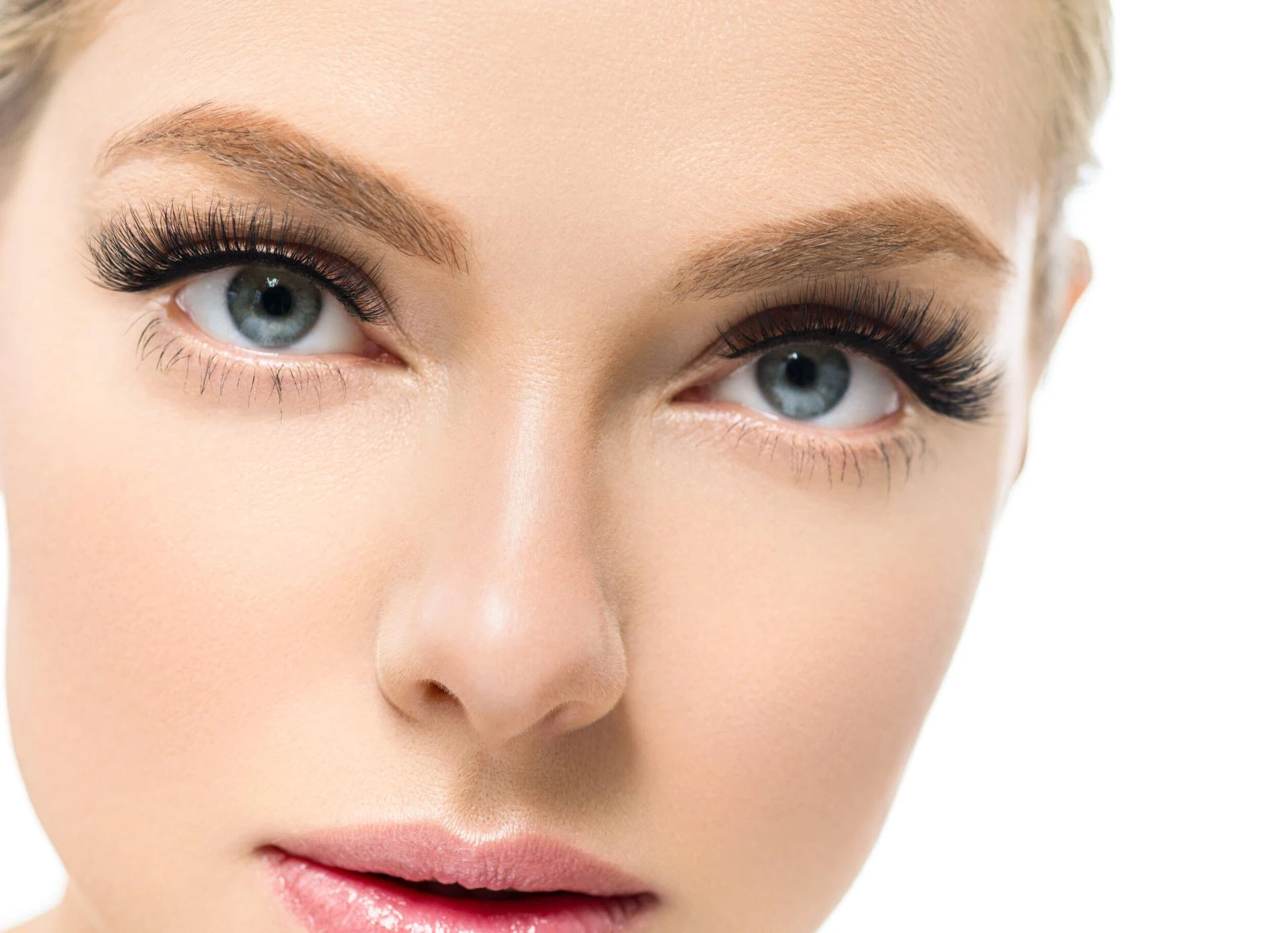 Eyelash Extensions vs. Mascara: Which Is the Better Choice?