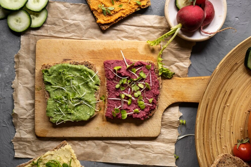 Vegane Bärlauch-Tarte mit rosa Linsen und Avocado-Dip – Frühlingsküche vom Feinsten