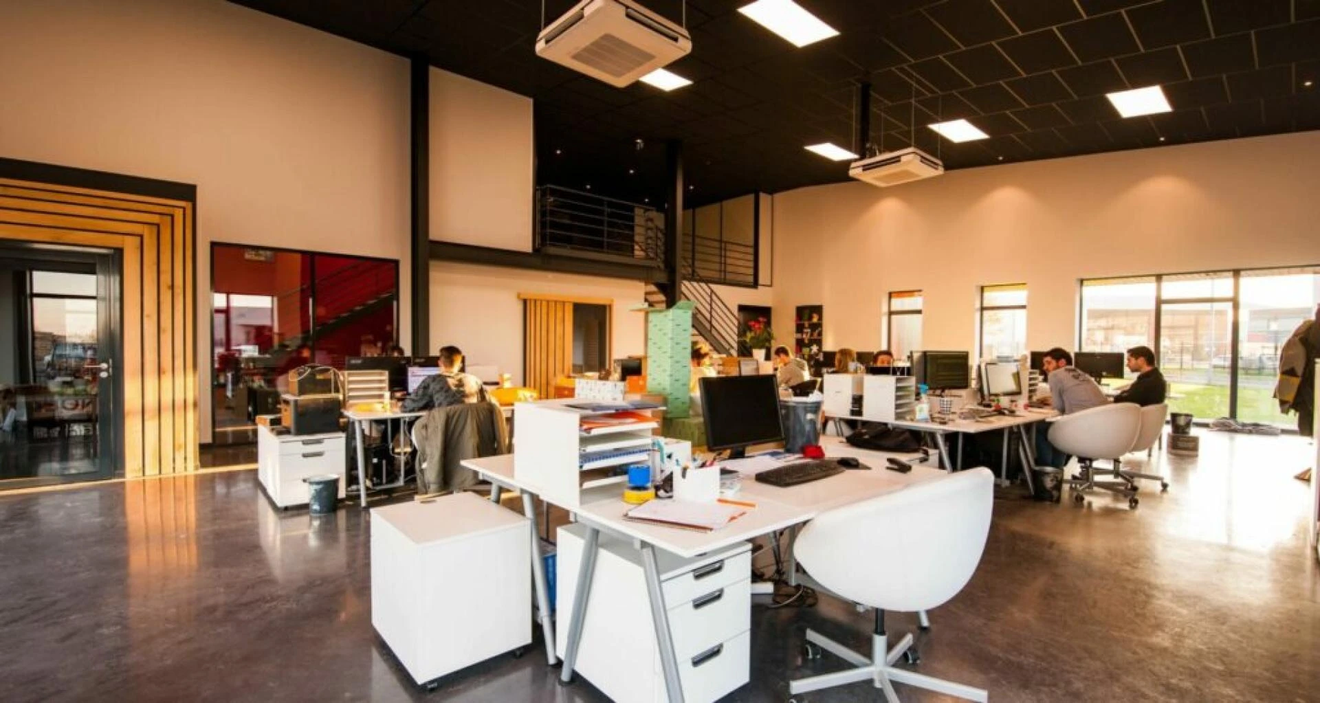 Office Space in Noida vs. Delhi : Which One is Right for You?