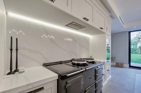 7 Reasons Glass Splashbacks Are a Smart Kitchen Choice