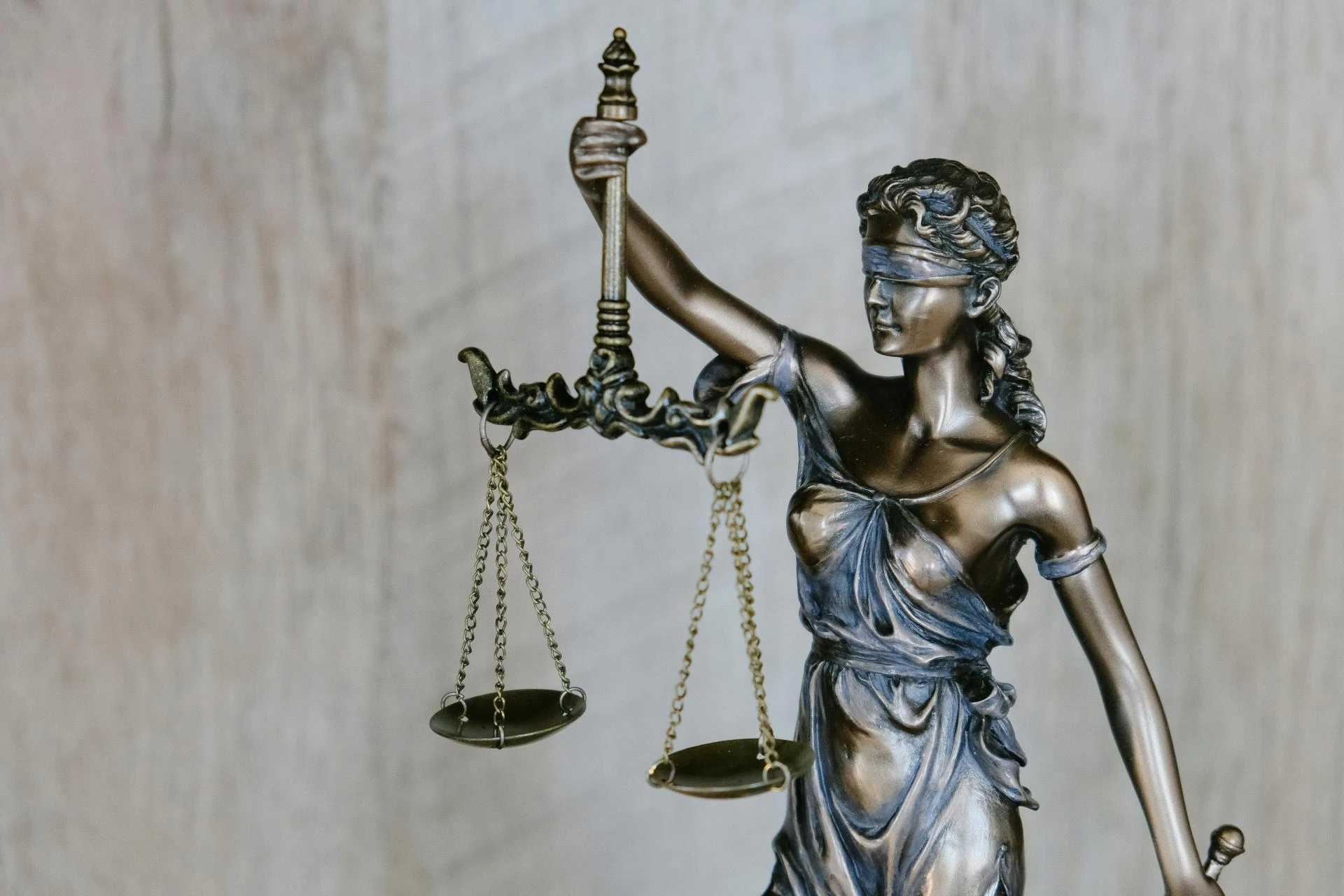 Top Tips for Scoring High in Contract & Commercial Law Assignments
