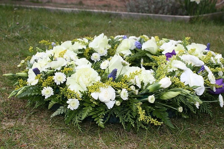 What is the proper etiquette for funeral flowers