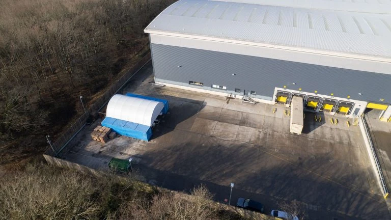 Kreative Einsatzmöglichkeiten von Überdachungen für Container in der Industrie