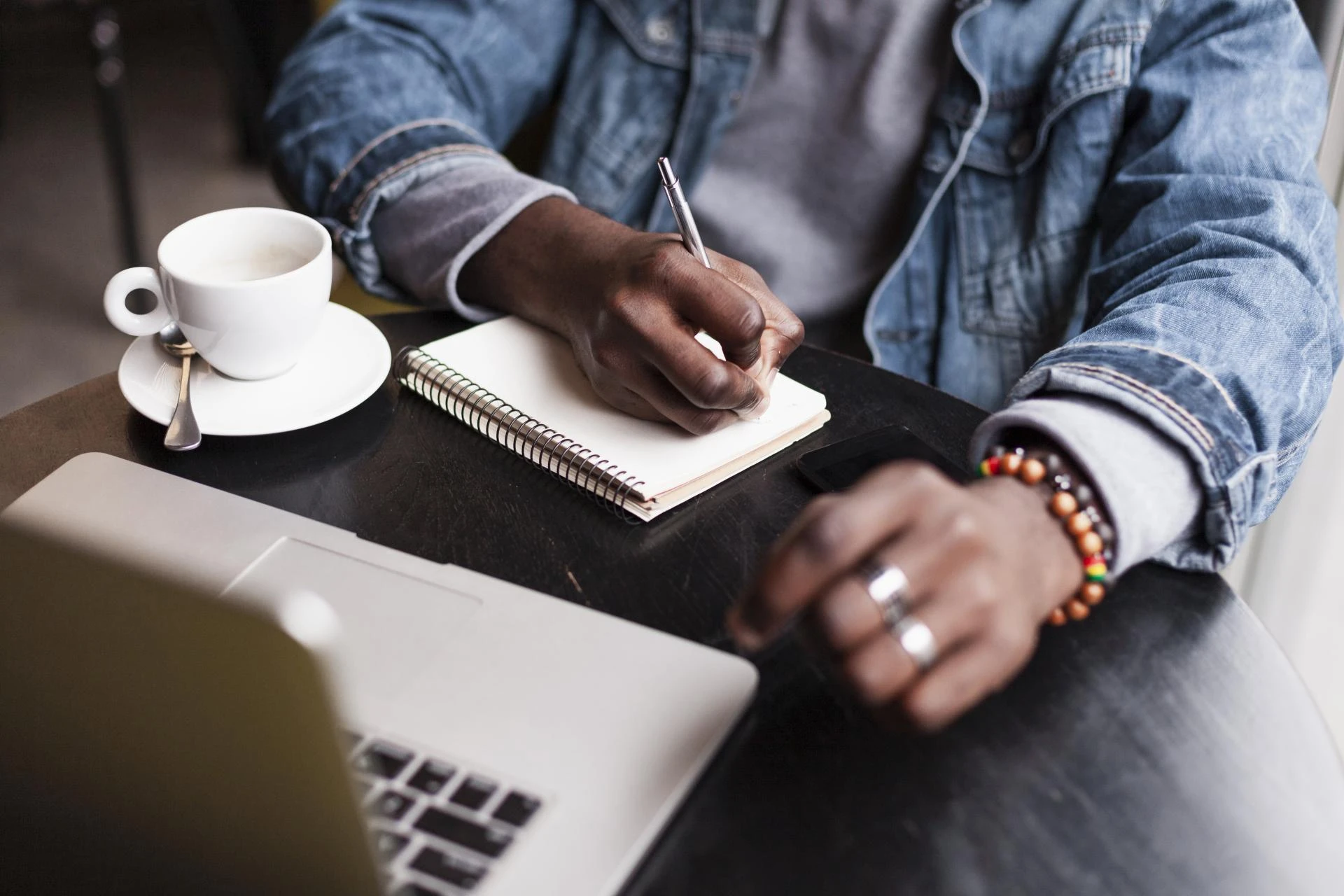 Finding Legit Assignment Writers in Australia: Red Flags and Green Lights