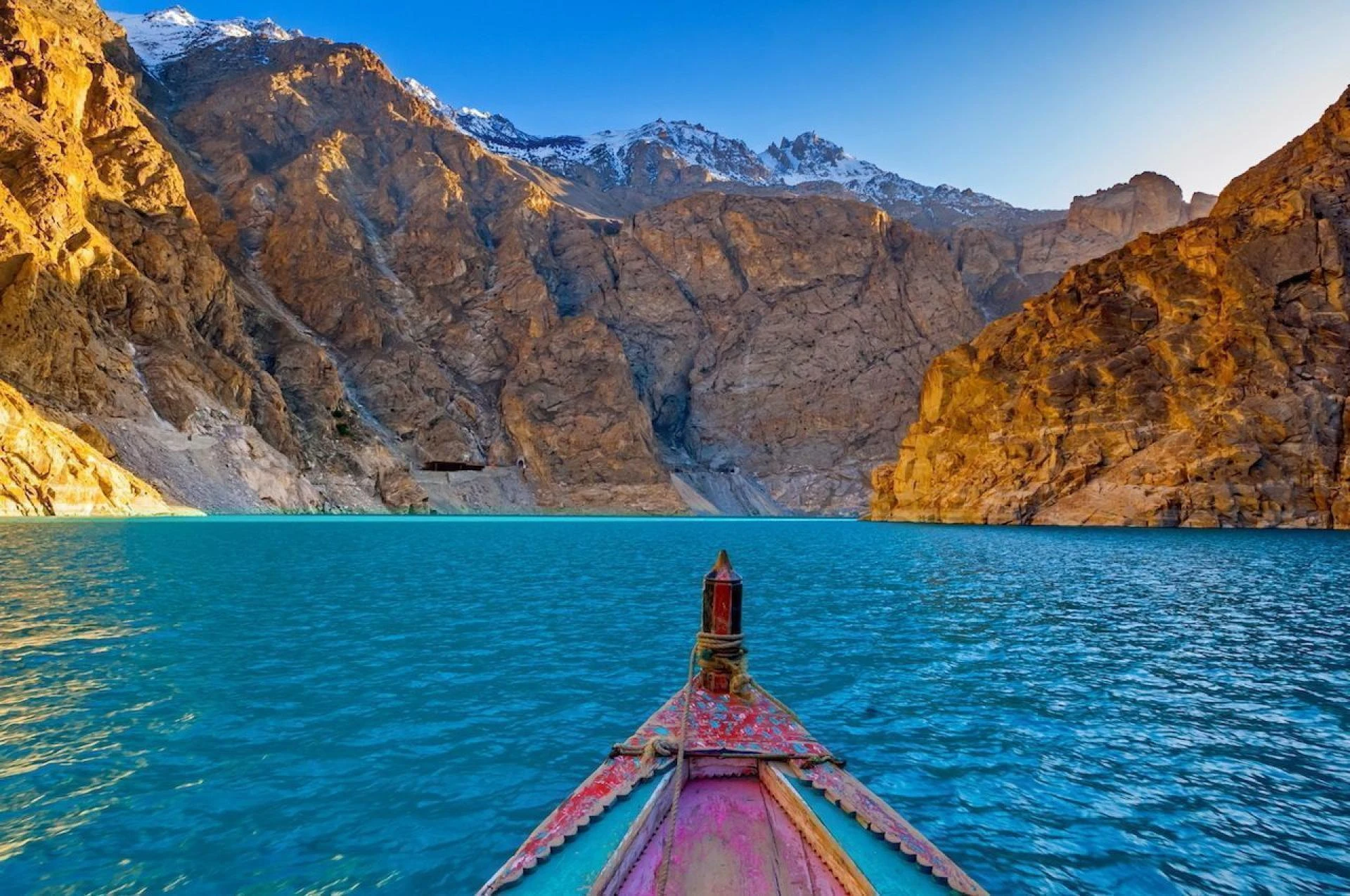 Exploring the World and Home: A Guide to International and Domestic Tour Packages in Pakistan