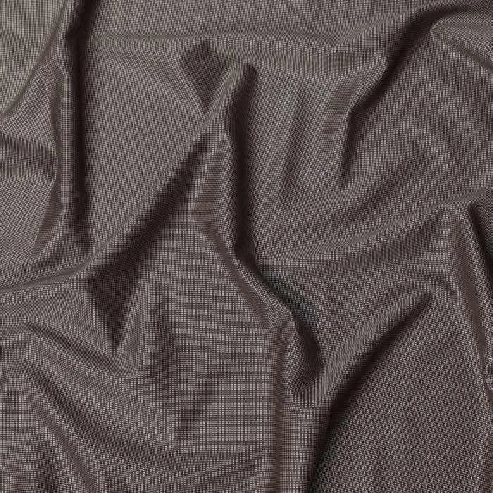Suiting Fabric Online vs Offline: What Works Better
