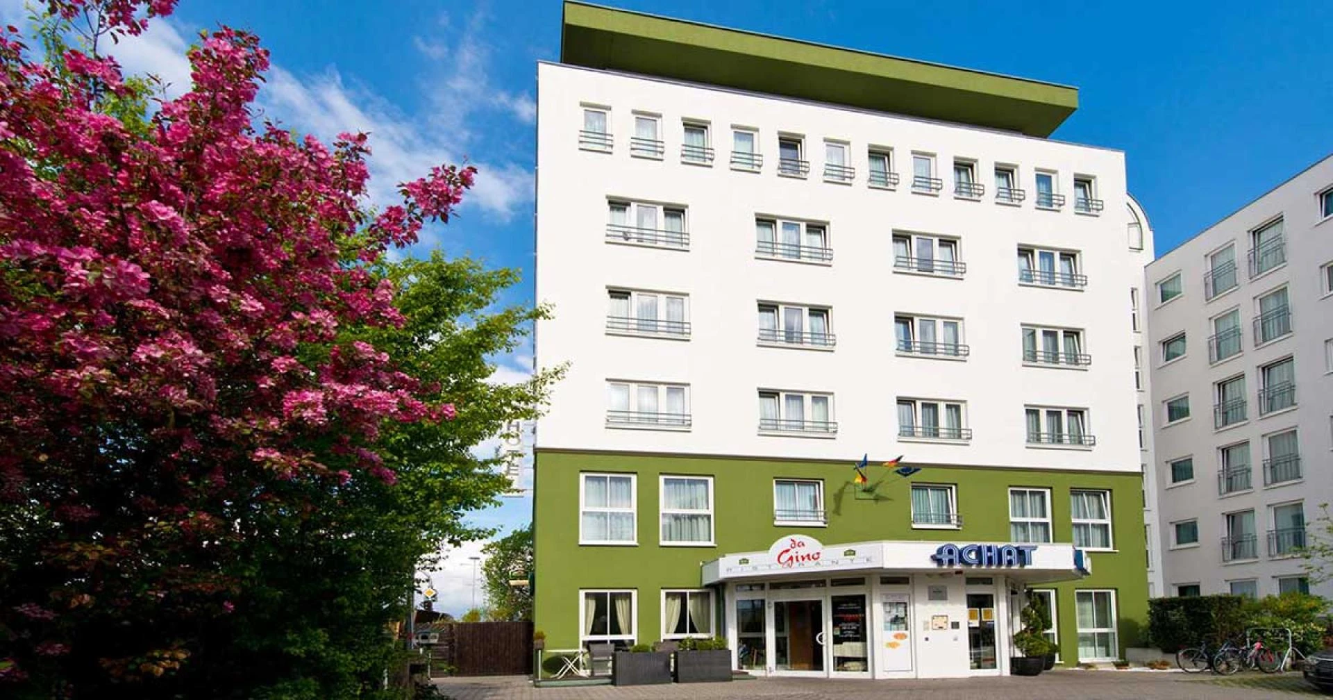 Weekend Getaways Redefined: Save More at Achat Hotels with Smart Booking Tips