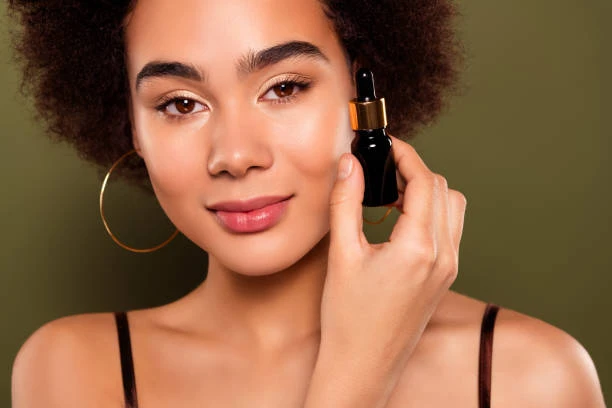 Les étapes simples de la méthode LOC pour des cheveux bouclés en pleine santé