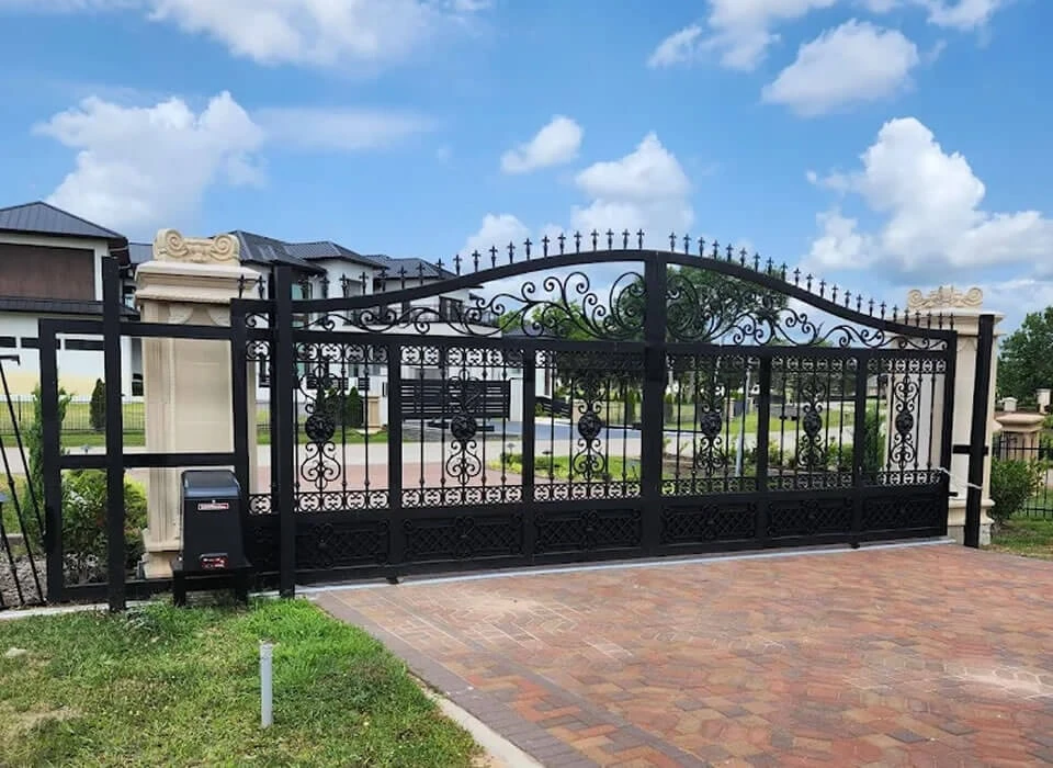 Driveway Gate Installation in Houston: Expert Tips for Lasting Quality
