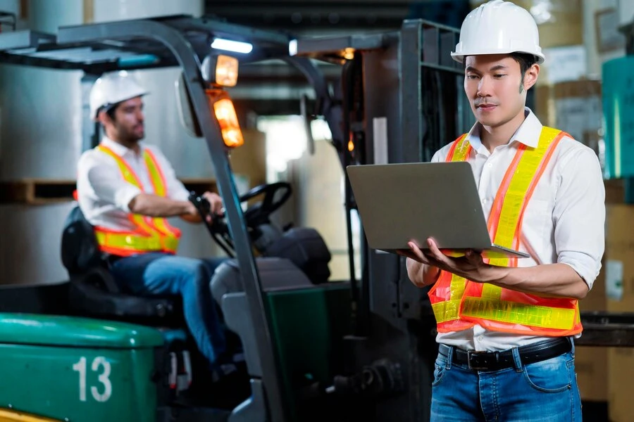 Customizing Forklift Training Programs for Specific Industries