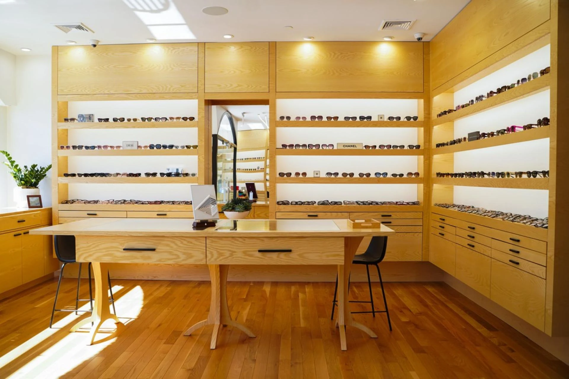 Oliver Peoples Frames: Timeless Style with a Modern Twist