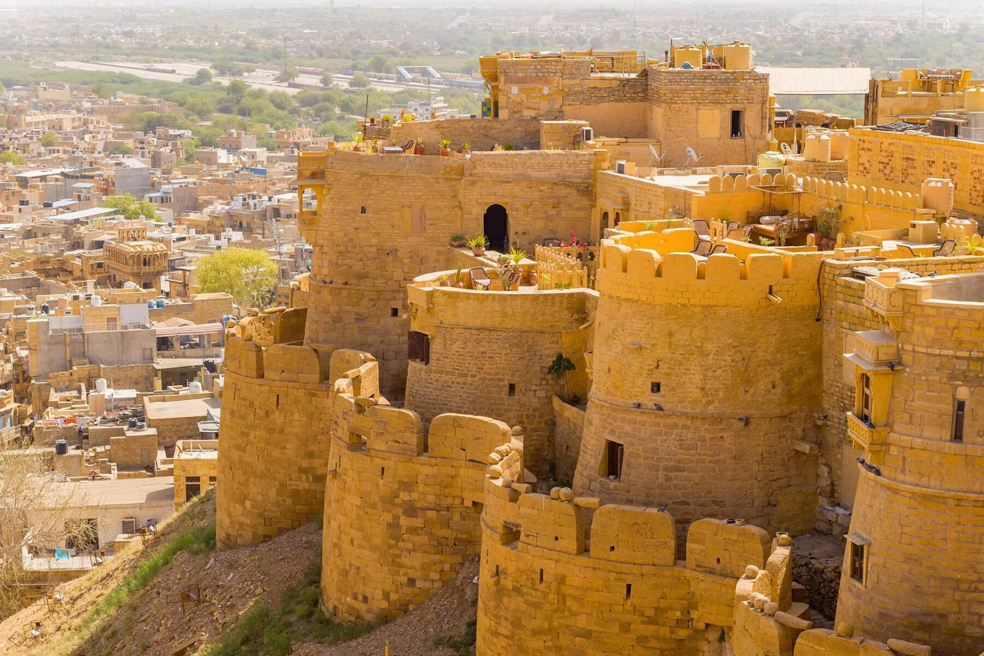 Local’s Guide to Sightseeing in Jaisalmer: Forts, Markets & More