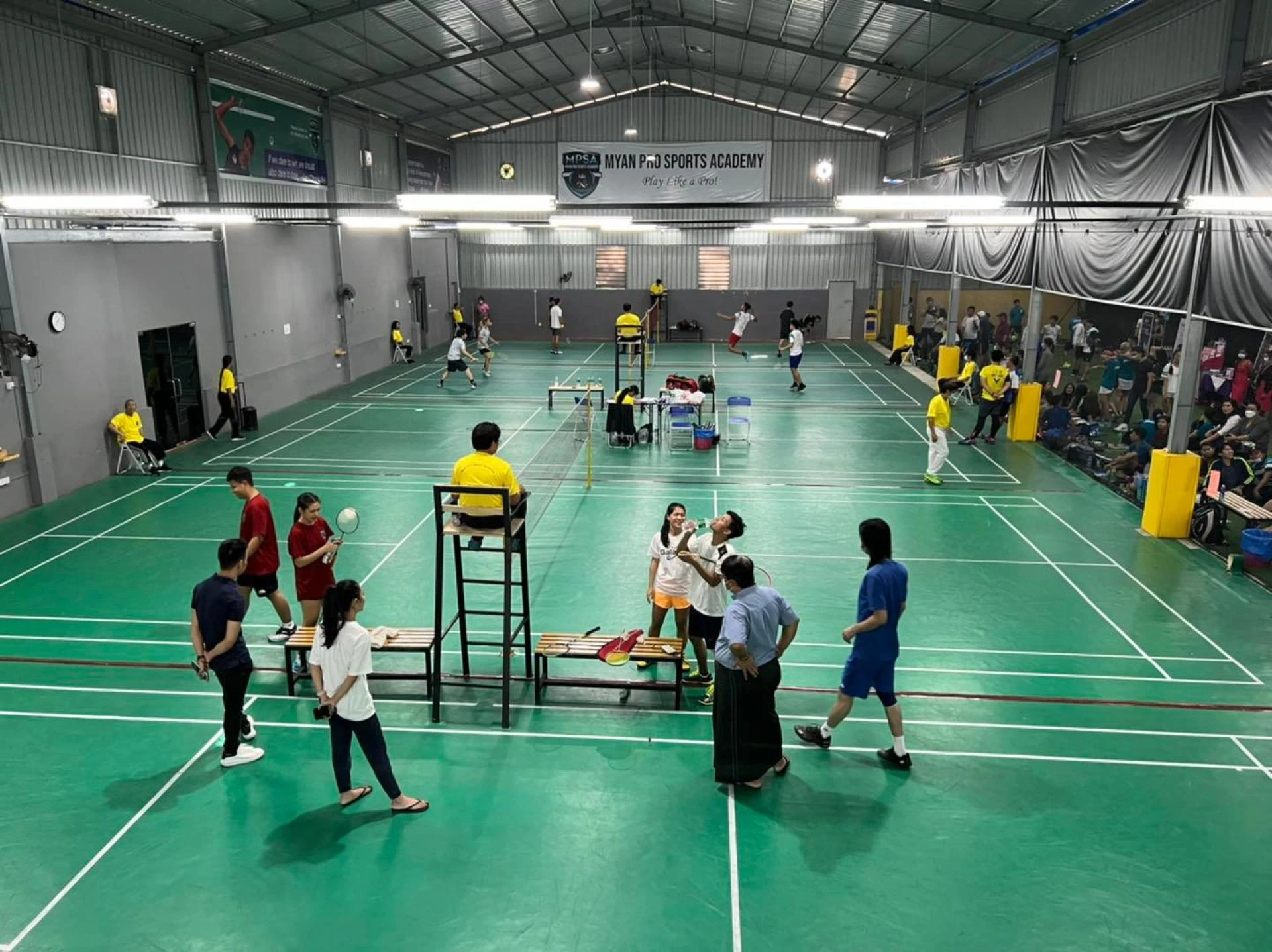 What Techniques Can a Badminton Sports Academy Teach to Dominate?