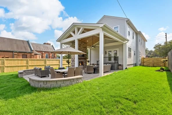 Why Hiring Custom Deck Builders Is Worth the Investment