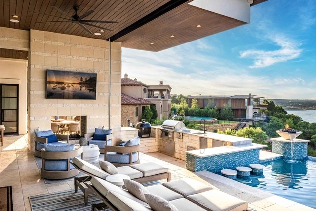 Luxury Craftsmanship in Horseshoe Bay: What Sets Top Custom Home Builders Apart