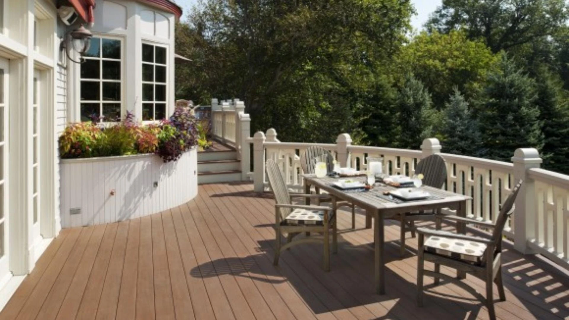 How a Staten Island Deck Contractor Can Transform Your Outdoor Living