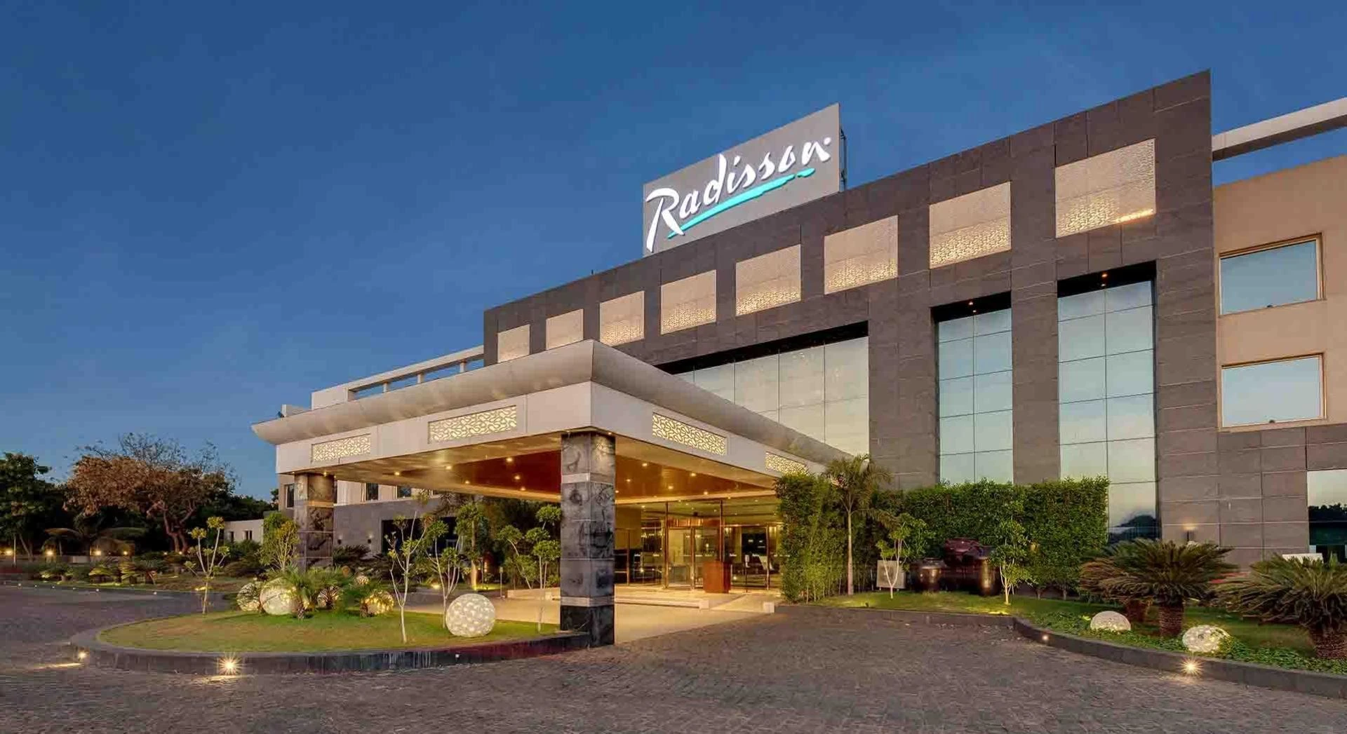 Customer Service Skills That Define Top Hotel Managers