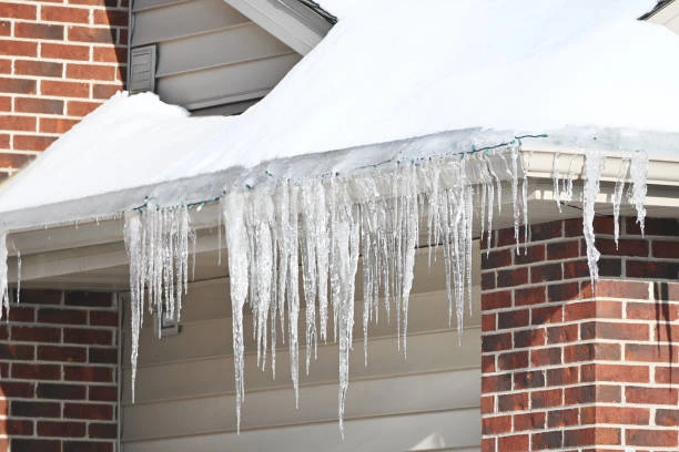 5 Winter Issues That Put Your Roof at Risk