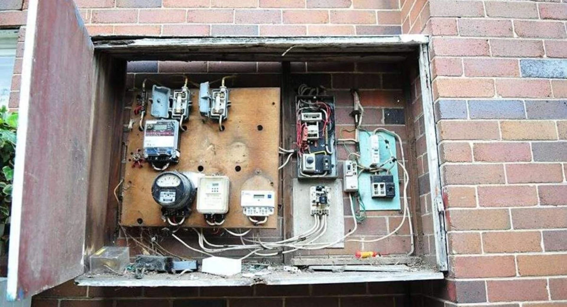 Why Hiring a Local Electrician Saves You Time, Money, and Stress