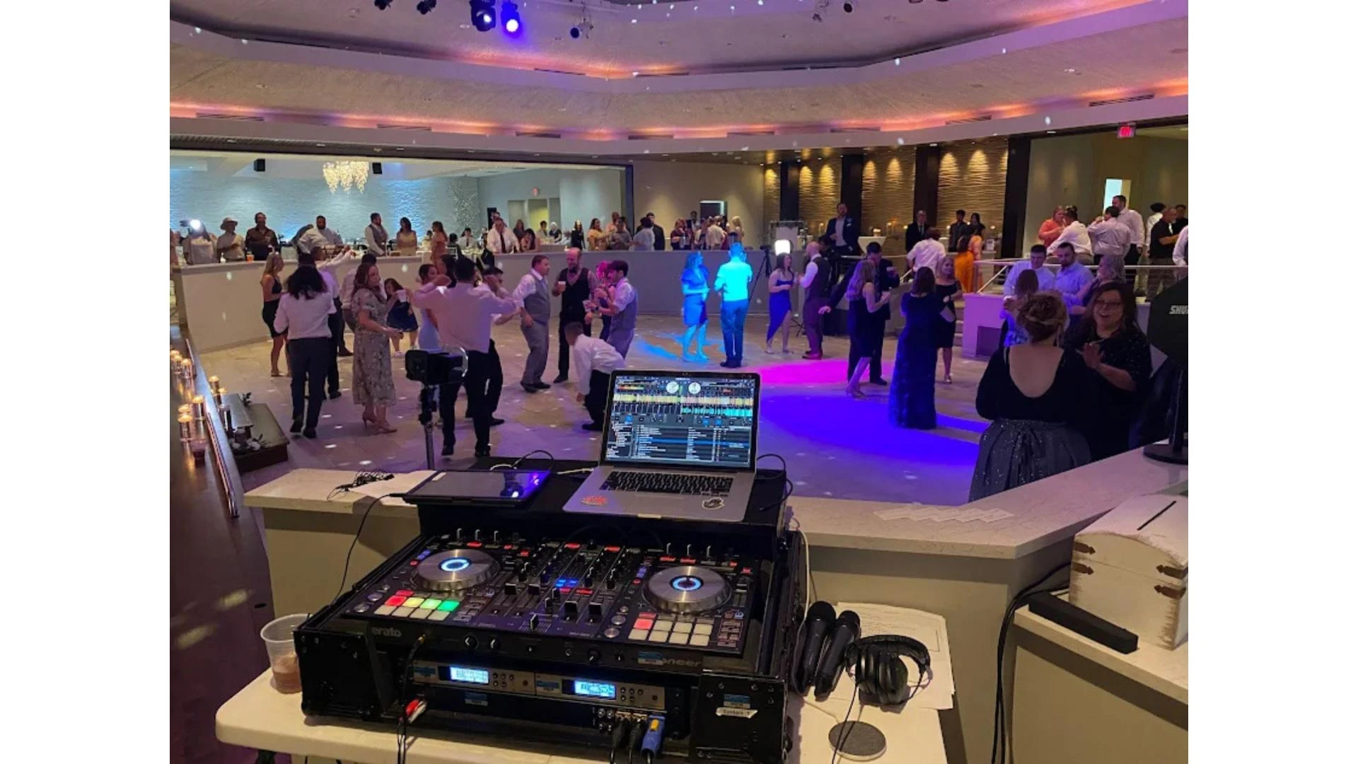 How to Ensure Your Wedding Music Flows Perfectly with a Professional Wedding DJ in Chicago