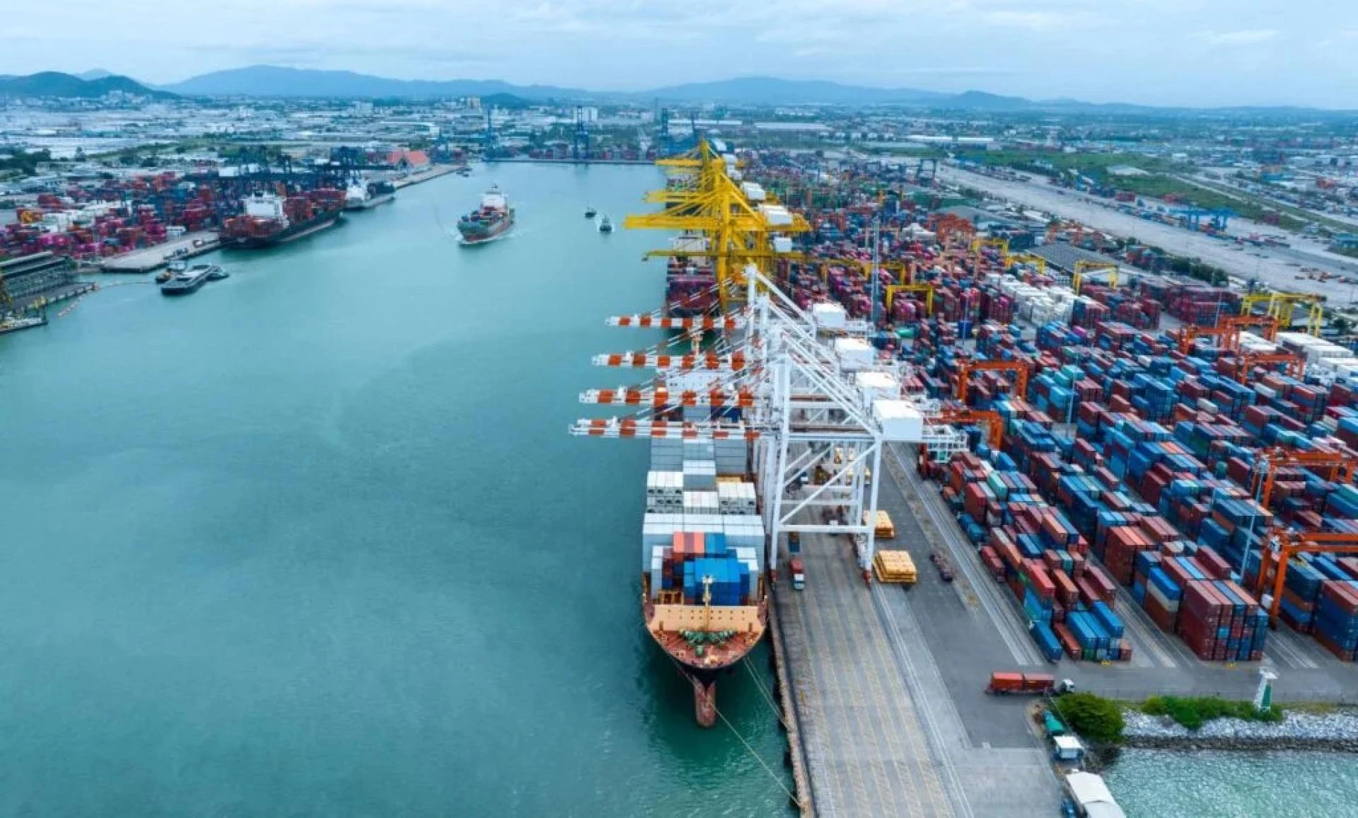 How Outsourcing Transforms Freight Forwarder Productivity and Customer Experience