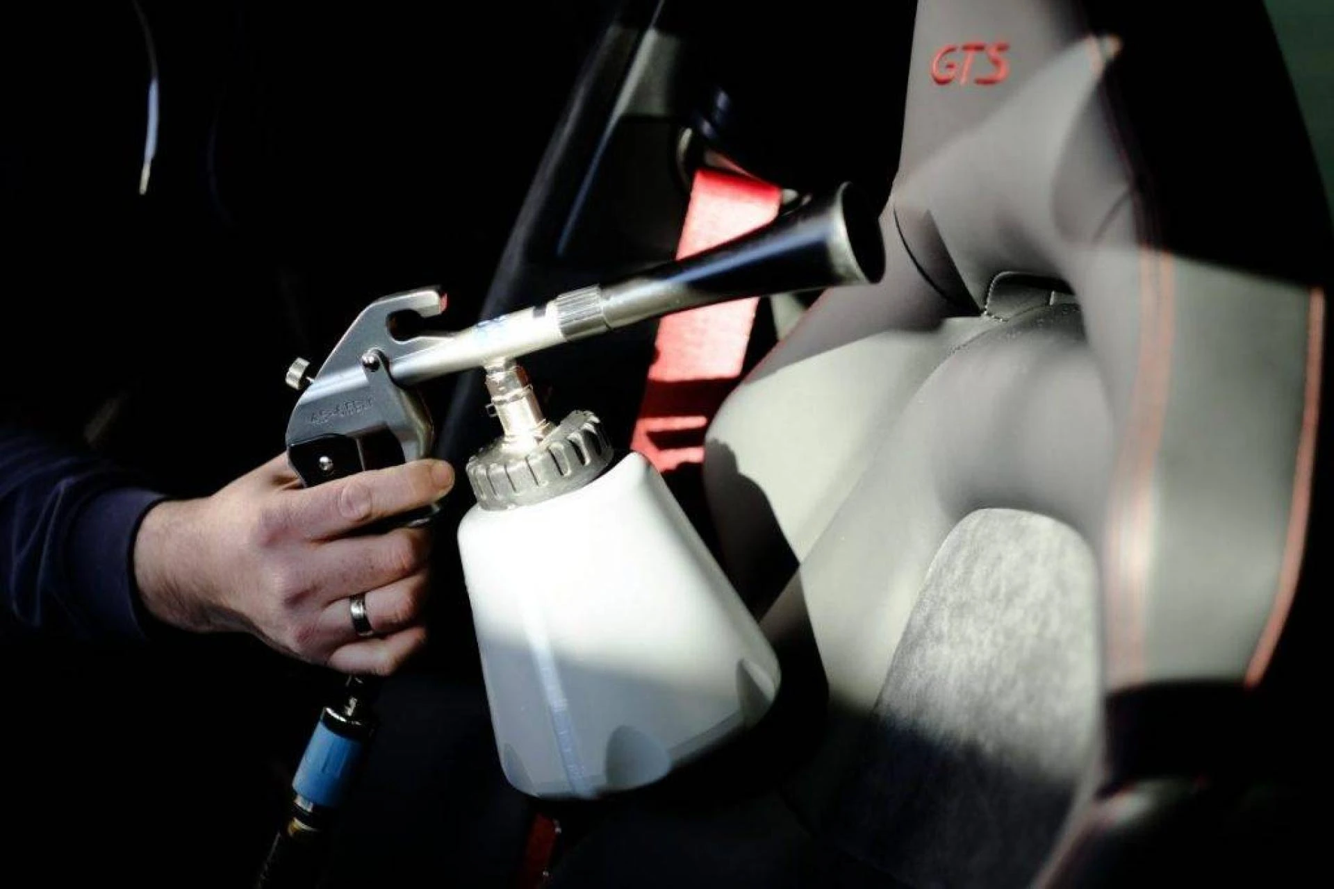 Geruchsneutralisierung im Auto: Sofortige Frische garantiert