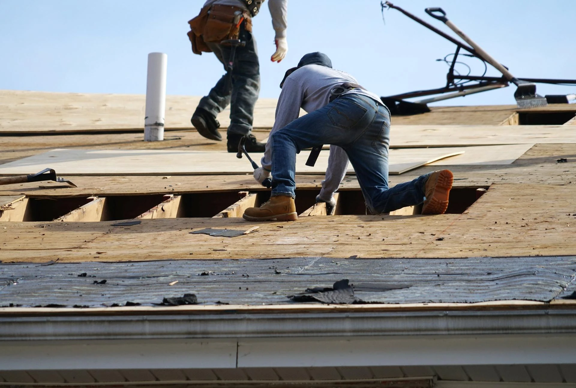 Tired of Constant Repairs? Here’s When to Contact a Roof Replacement Company