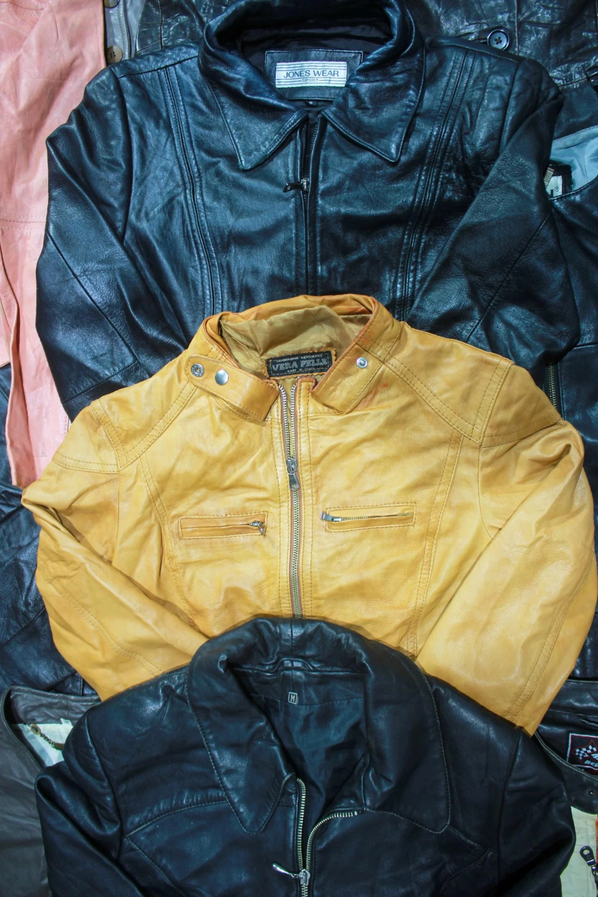Thrift Jacket Wholesale in France: Where Resellers Buy Bulk Jackets, Crazy Fleece & Iconic Vintage Clothing