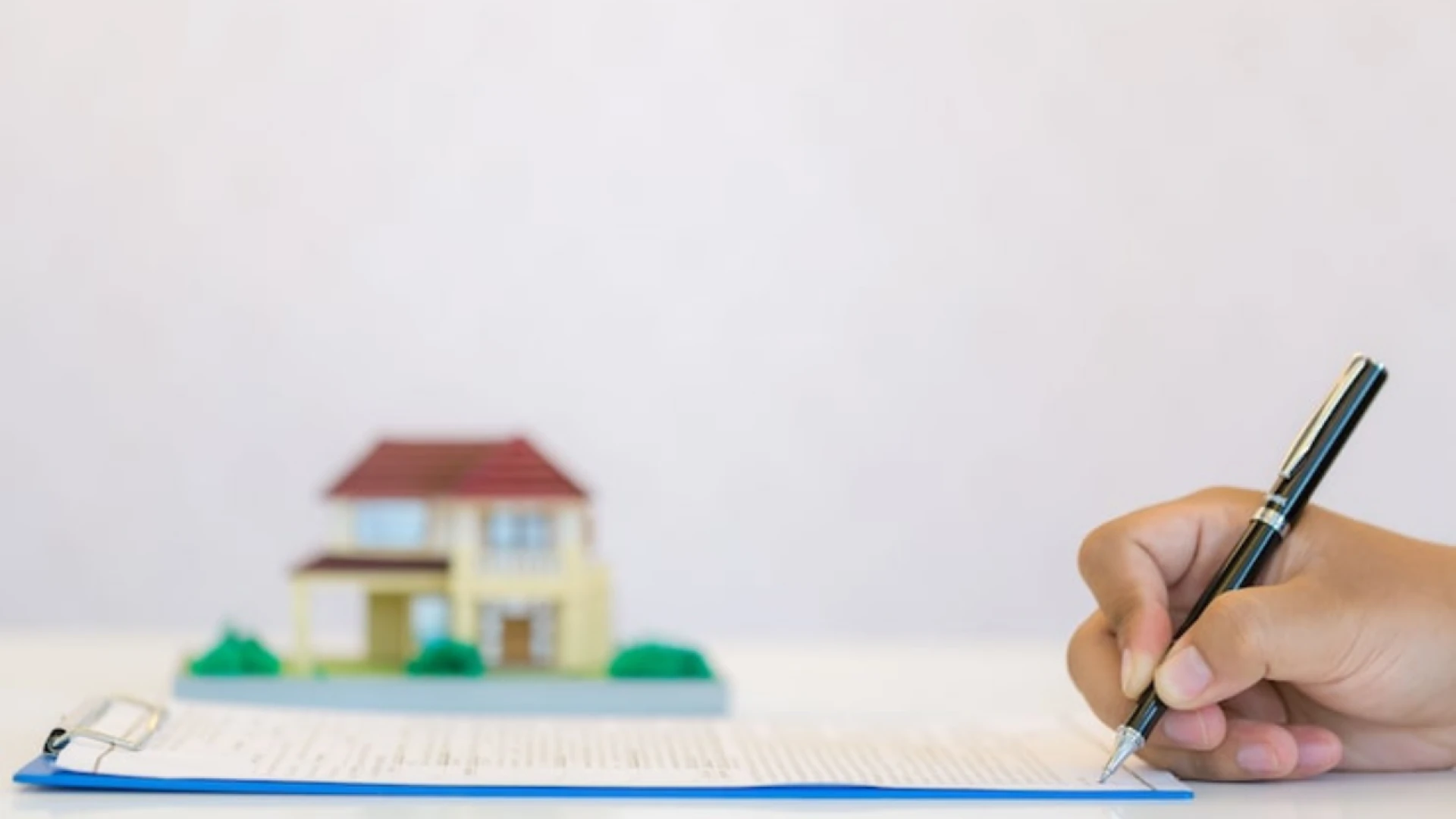 How an Experienced Real Estate Lawyer Helps Avoid Contractor Disputes