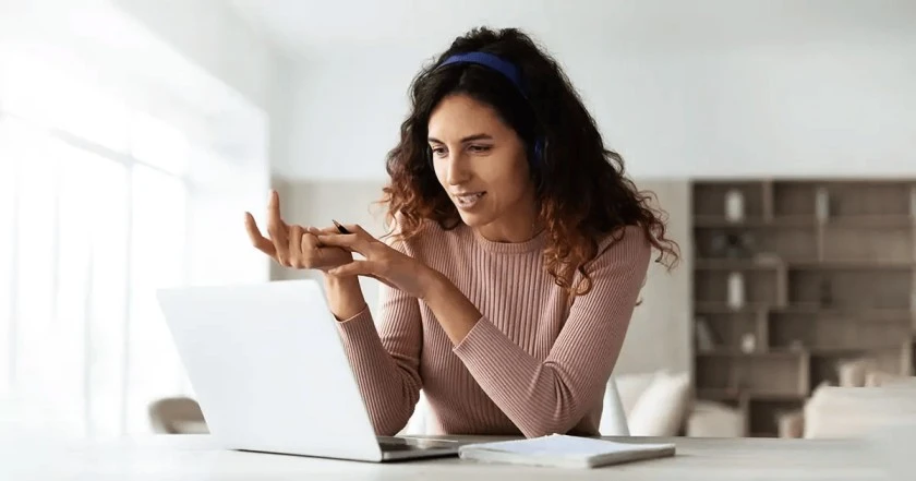 Simulation Based Learning Enhanced by Real-Time AI Feedback