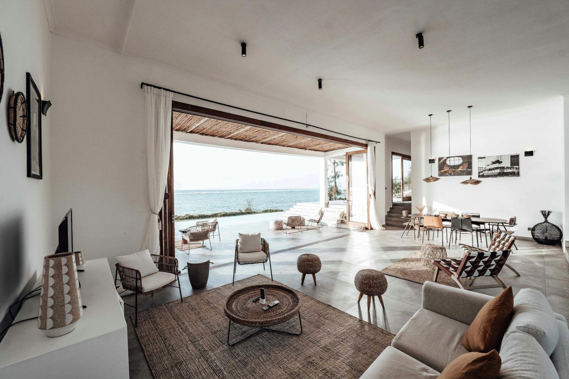 How Coastal Architecture Benefits from Salt-Resistant Glass Solutions