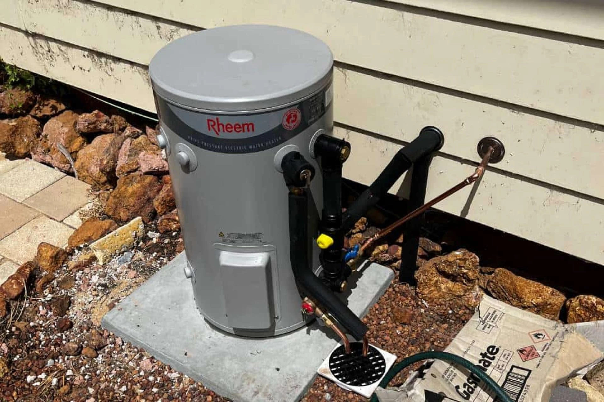 Emergency Plumbing Services: What to Do Before the Plumber Arrives