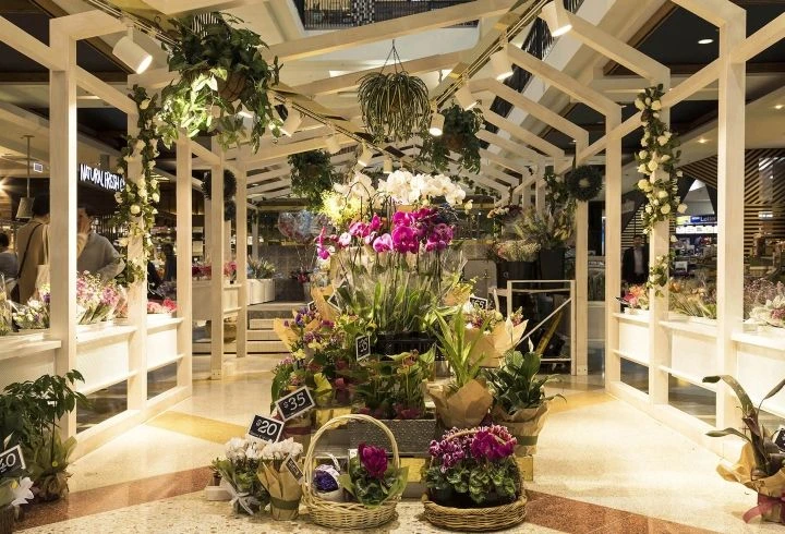 Floral Designs for Commercial Spaces: Creating Inviting, Branded Environments