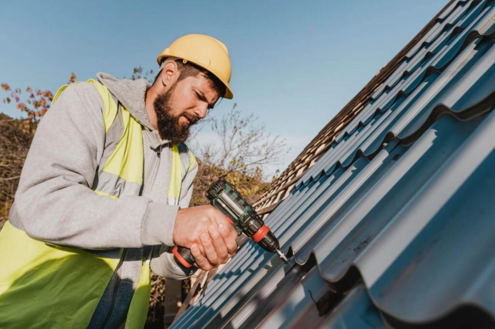 5 Red Flags That Your Roofer’s Warranty Is Garbage